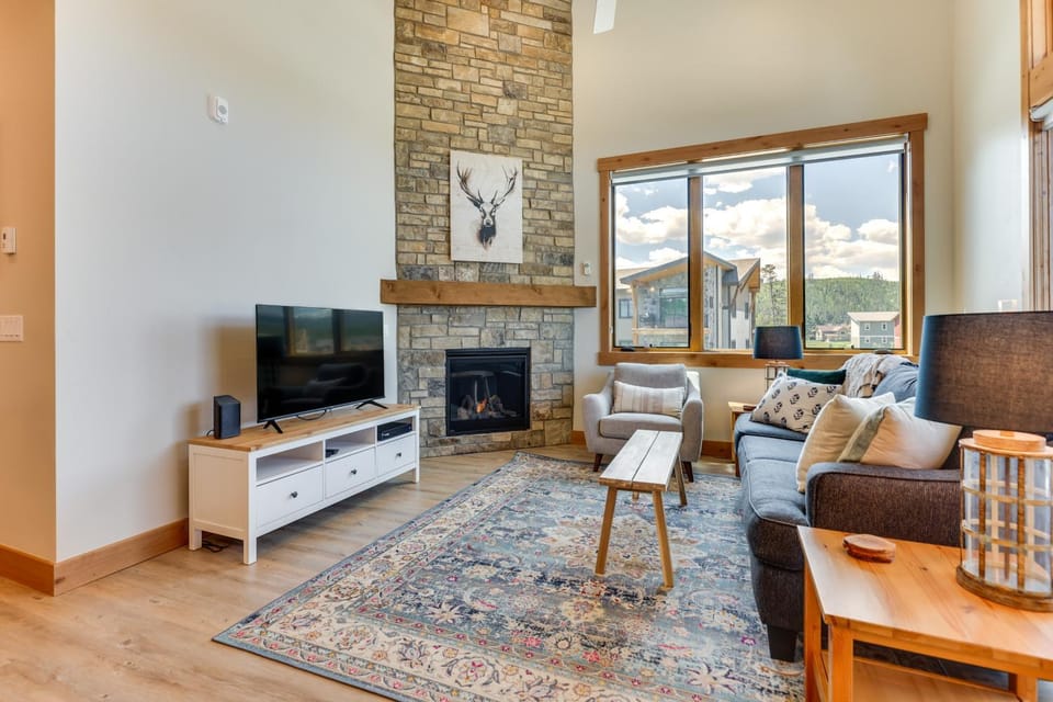 Mountain-View Fraser Condo w/ Balcony + Hot Tub! House in Fraser