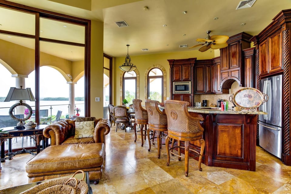 Villa Castello- Water Views & Resort Amenities House in Placencia