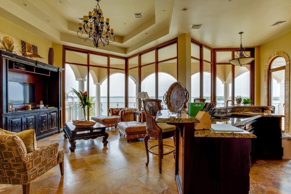 Villa Castello- Water Views & Resort Amenities House in Placencia