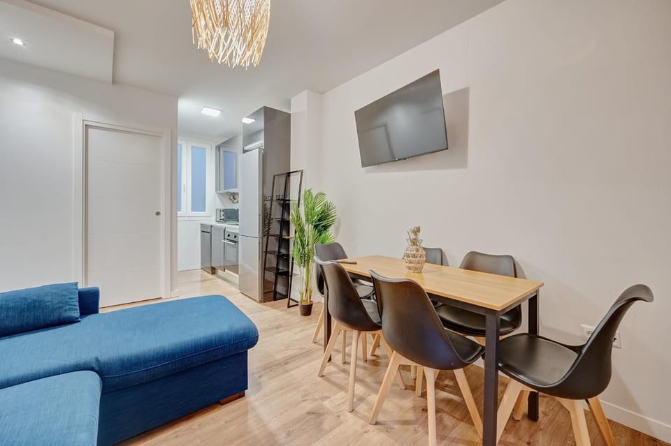 TV and multimedia, Living room, Seating area, Dining area