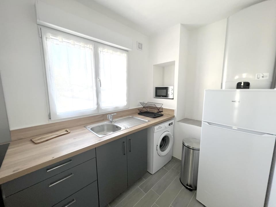 Kitchen or kitchenette, minibar