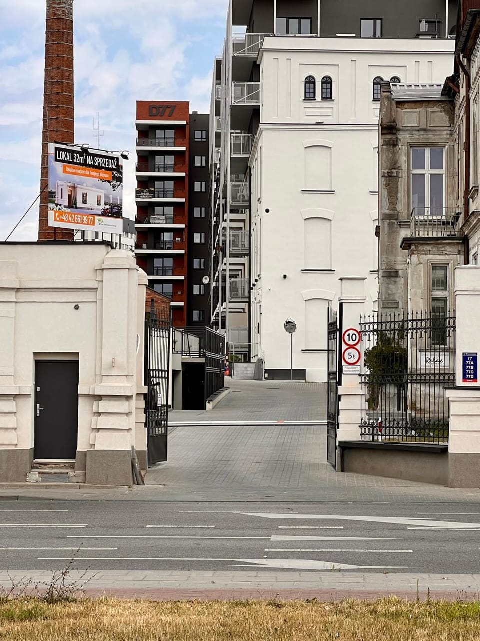 Property building, Day, Neighbourhood, Street view, Location