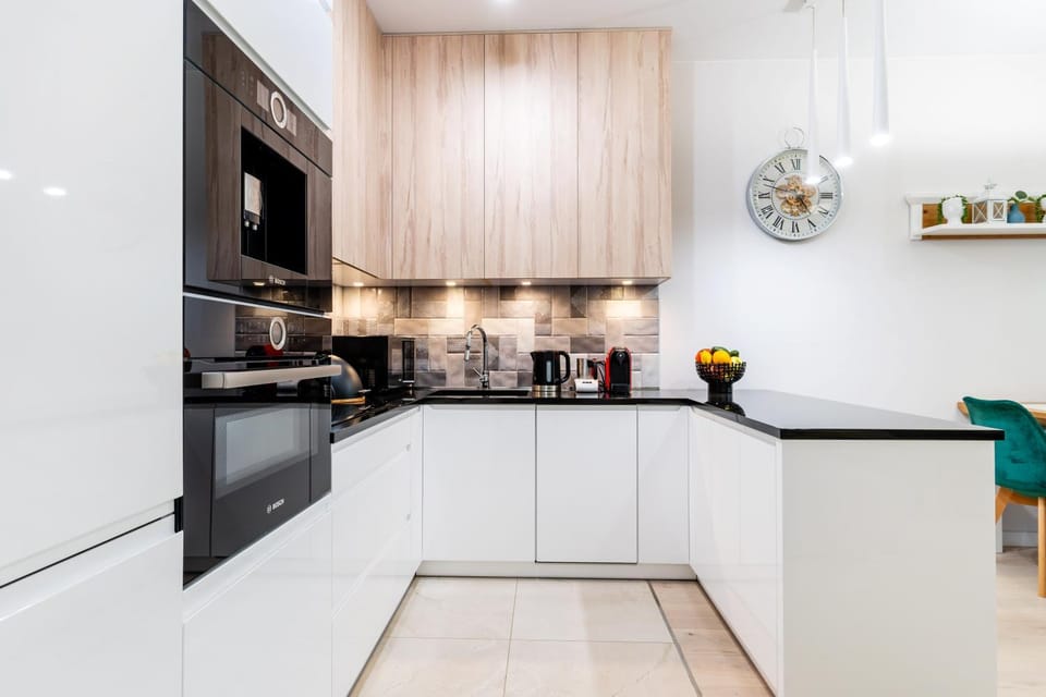 Kitchen or kitchenette, minibar