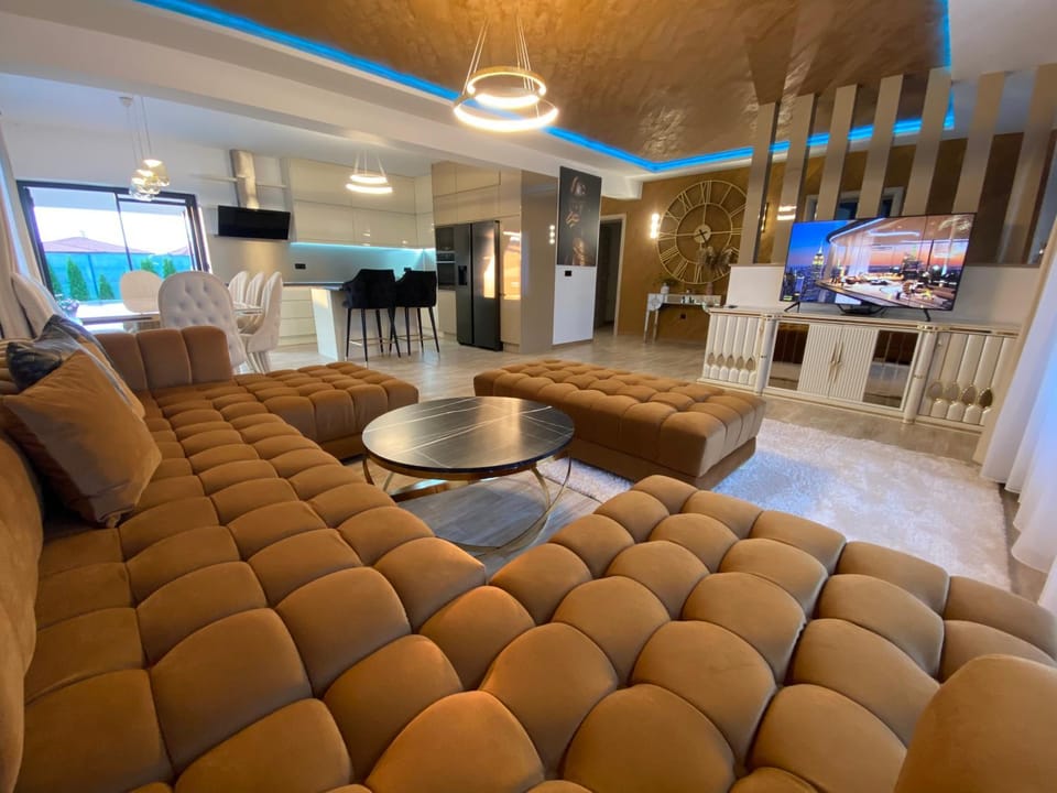 Communal lounge/ TV room, TV and multimedia, Living room, Seating area, Evening entertainment