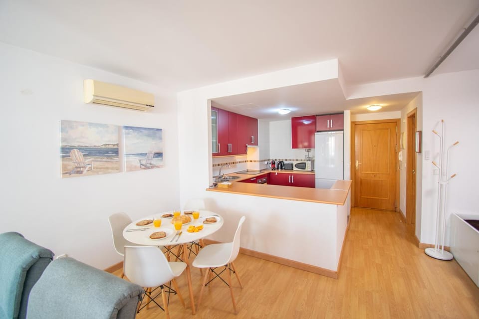 Kitchen or kitchenette, Dining area