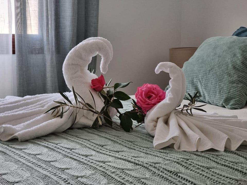 Bed, Photo of the whole room, Decorative detail, Bedroom, towels, air conditioner