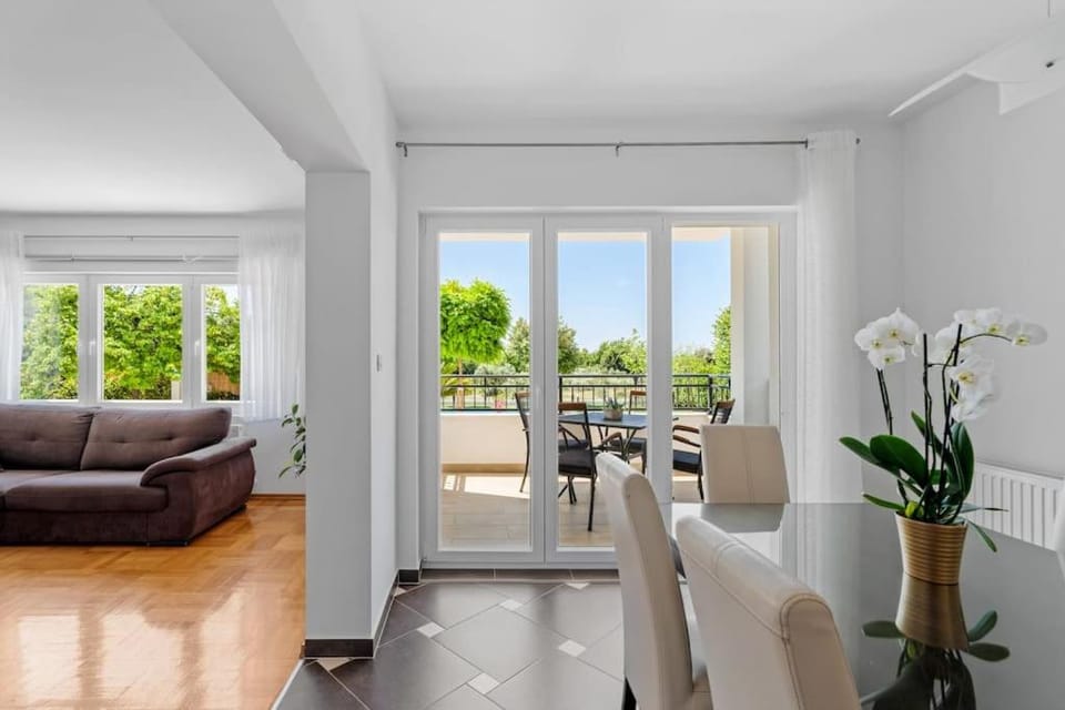 Balcony/Terrace, Living room, Seating area, Dining area