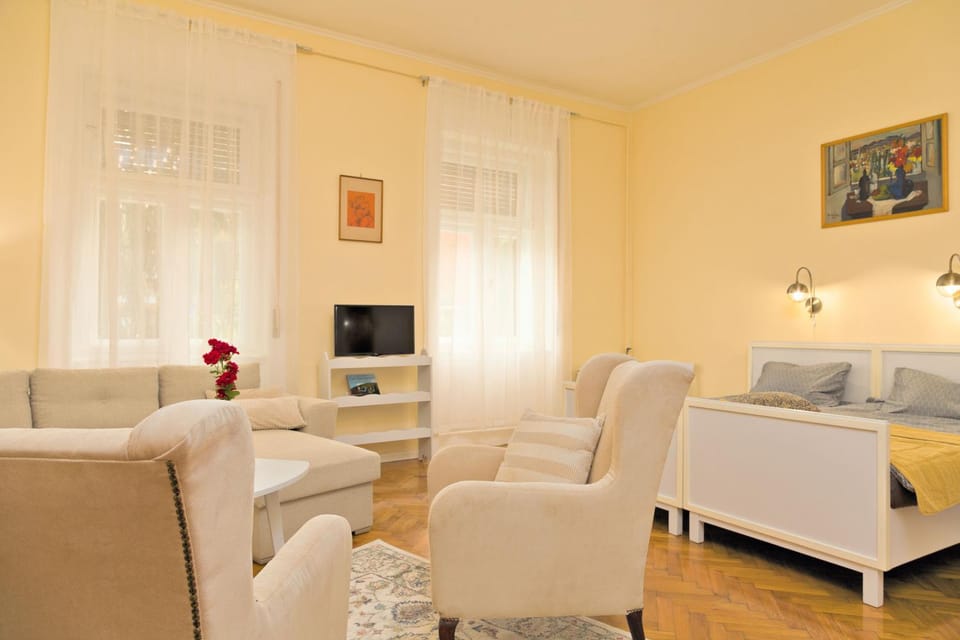 Bed, TV and multimedia, Living room, Seating area, Bedroom, City view, Quiet street view