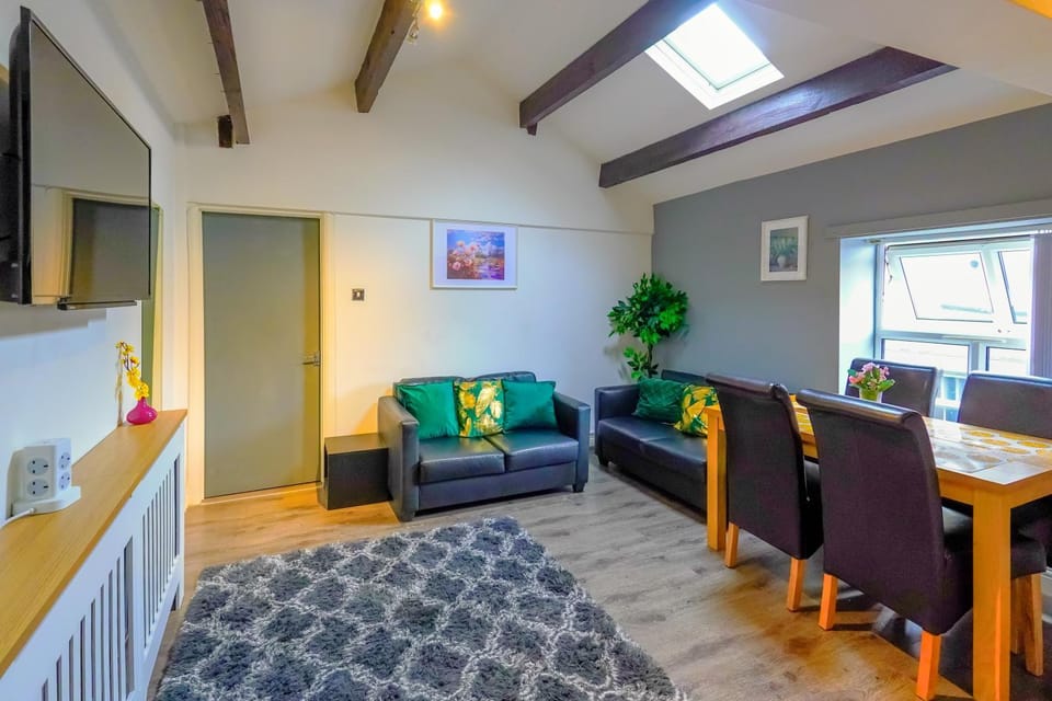 TV and multimedia, Living room, Photo of the whole room, Seating area, Dining area