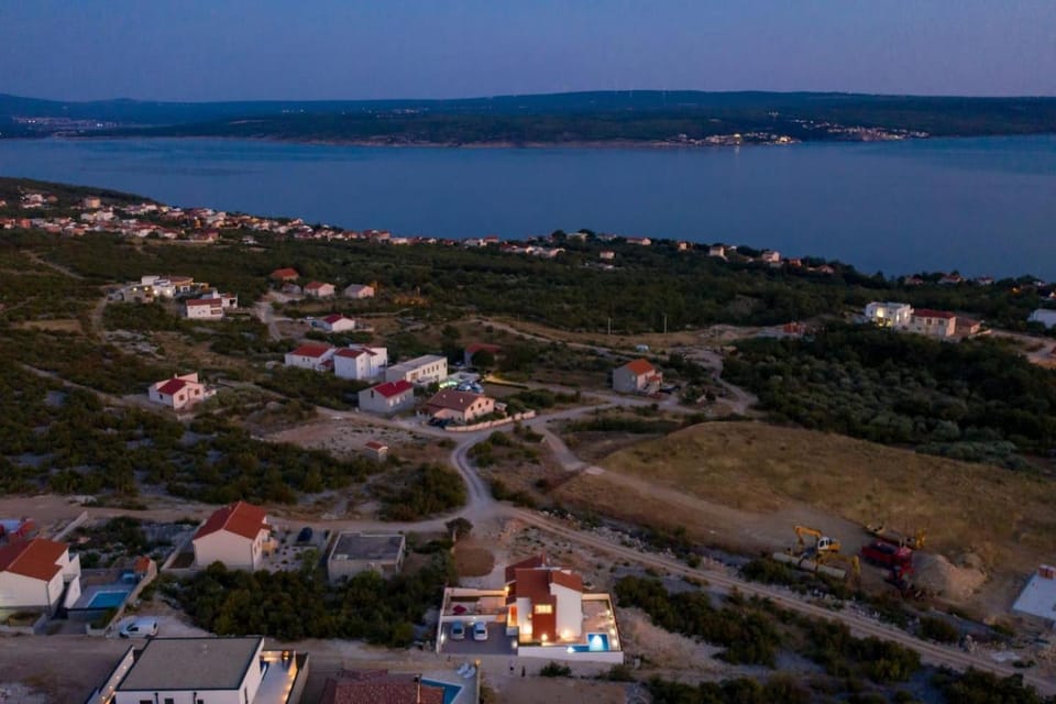 Property building, Day, Neighbourhood, Natural landscape, Bird's eye view, City view, Mountain view, River view, Sea view, Street view
