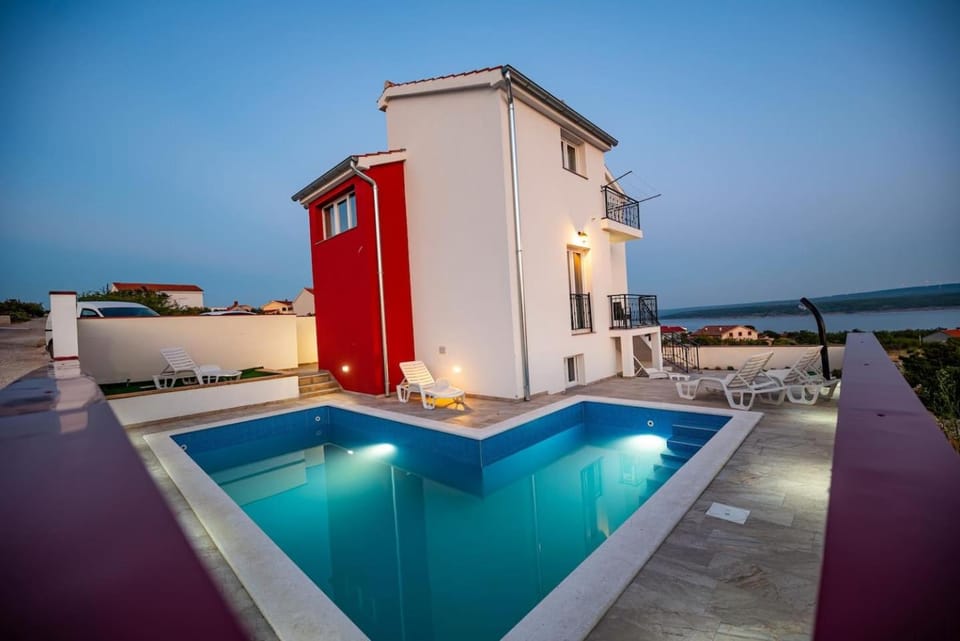 Property building, Day, Pool view, Swimming pool, sunbed