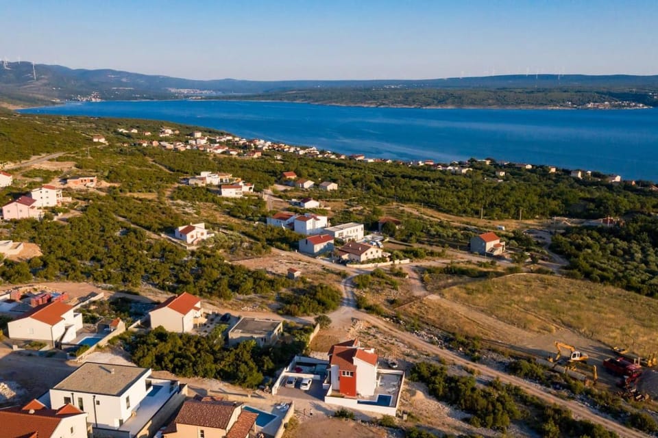 Property building, Nearby landmark, Day, Neighbourhood, Natural landscape, Bird's eye view, Beach, City view, Mountain view, Sea view, Street view