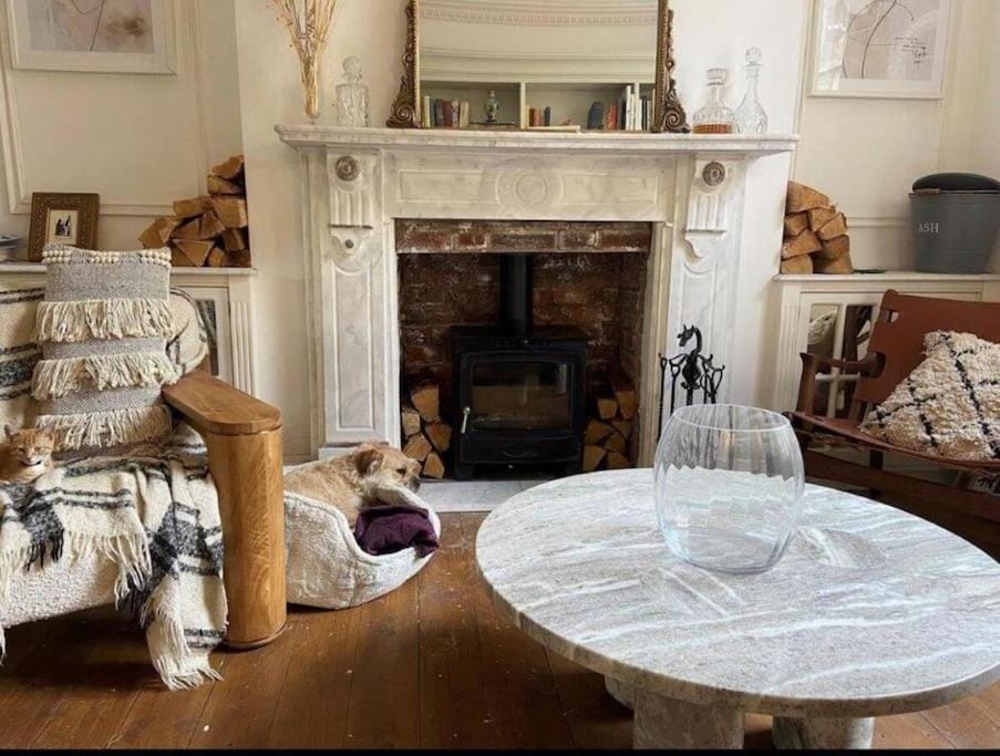 Seating area, flat iron