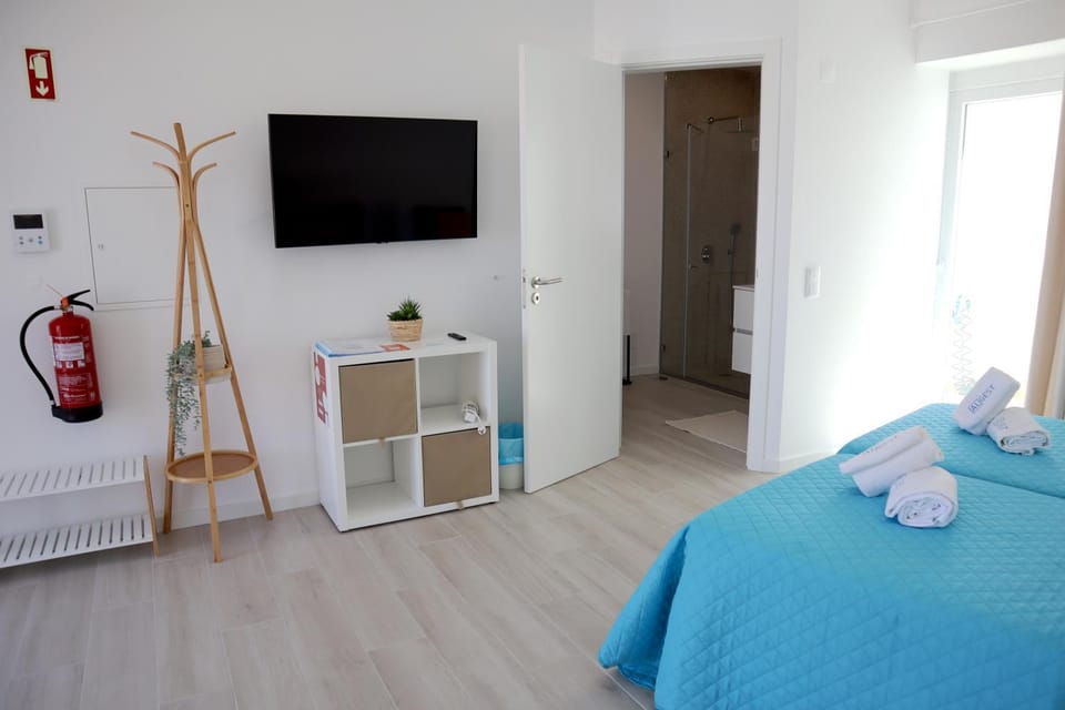 Spring, Bed, People, Winter, Summer, TV and multimedia, Photo of the whole room, Bedroom, towels