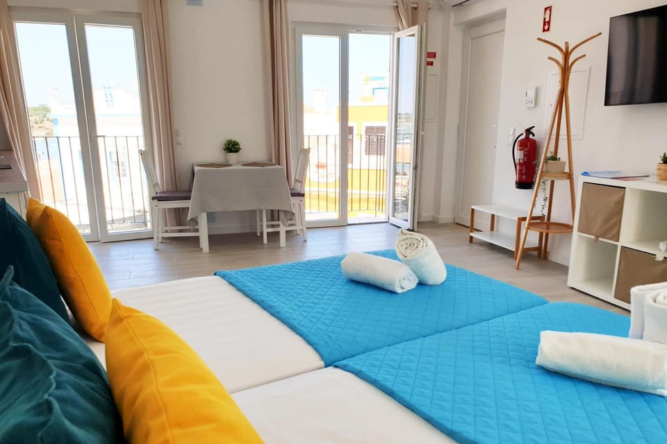 Communal lounge/ TV room, Spring, Bed, Winter, Summer, TV and multimedia, Living room, Photo of the whole room, Seating area, Evening entertainment, Bedroom, towels