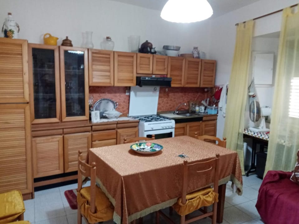 Kitchen or kitchenette, Living room, Seating area, Dining area, oven, stove