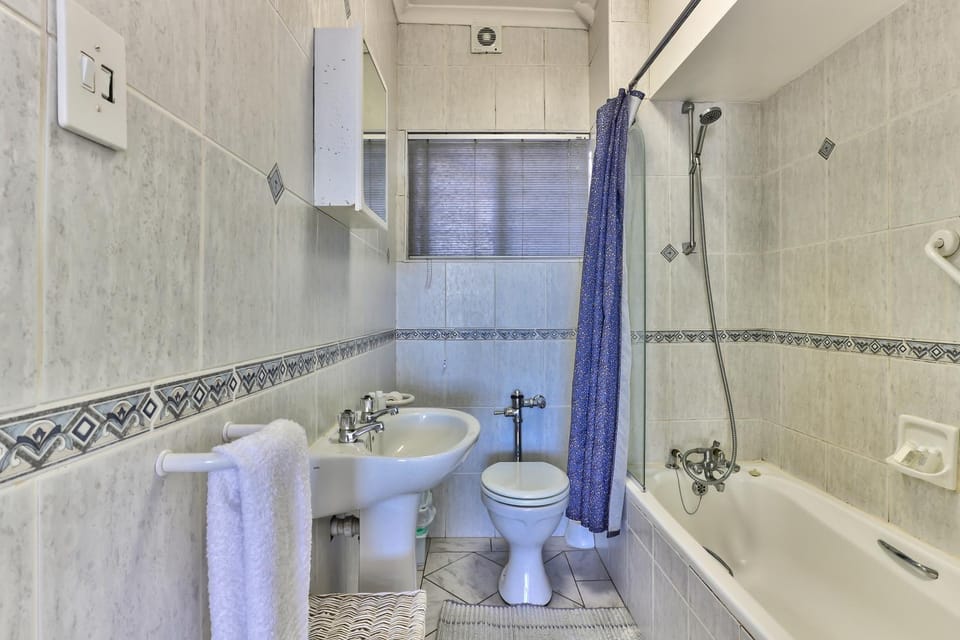 3 Sandringham Sea Facing ground-floor Studio Apartment in Cape Town