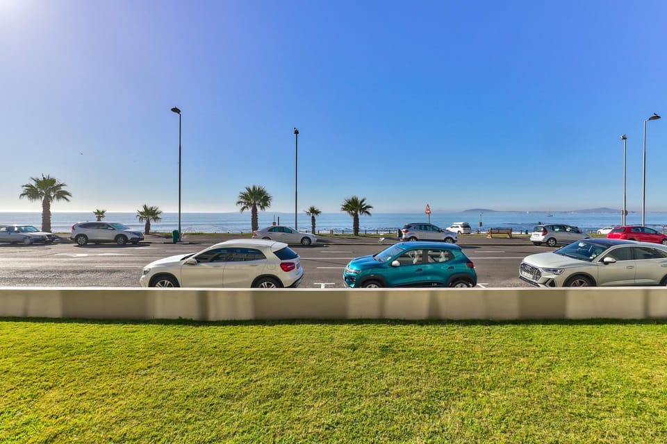 3 Sandringham Sea Facing ground-floor Studio Apartment in Cape Town