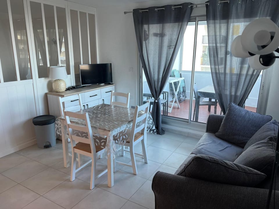 Communal lounge/ TV room, TV and multimedia, Living room, Seating area, Dining area