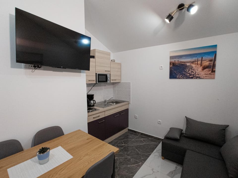TV and multimedia, Coffee/tea facilities, Kitchen or kitchenette, Living room, Dining area