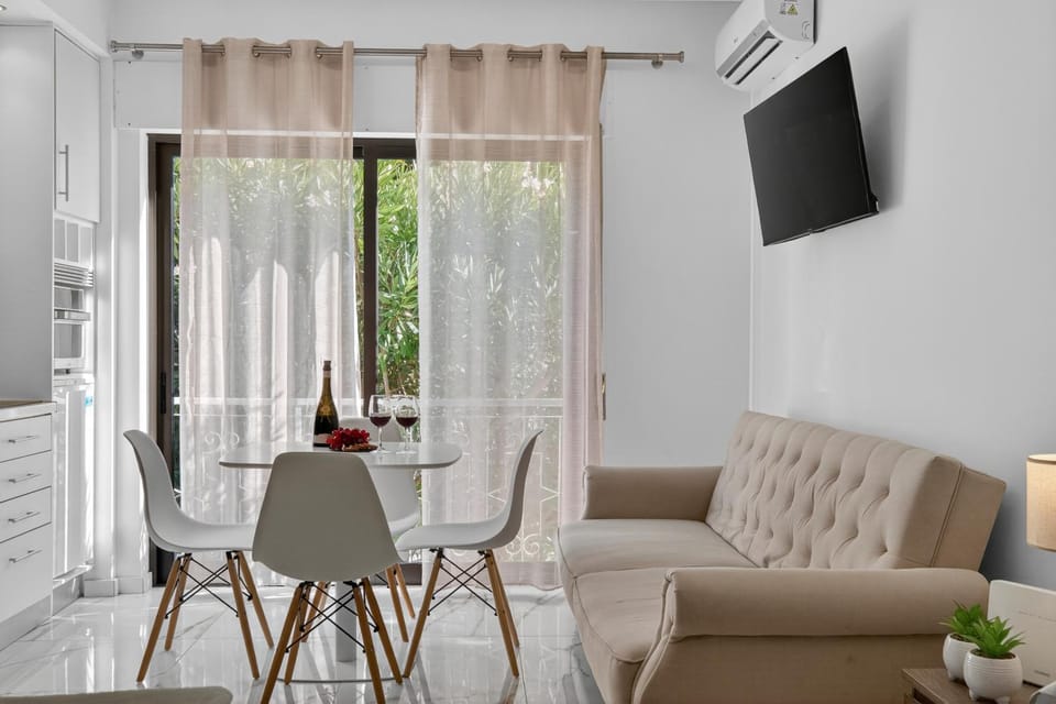 TV and multimedia, Living room, Seating area, Dining area