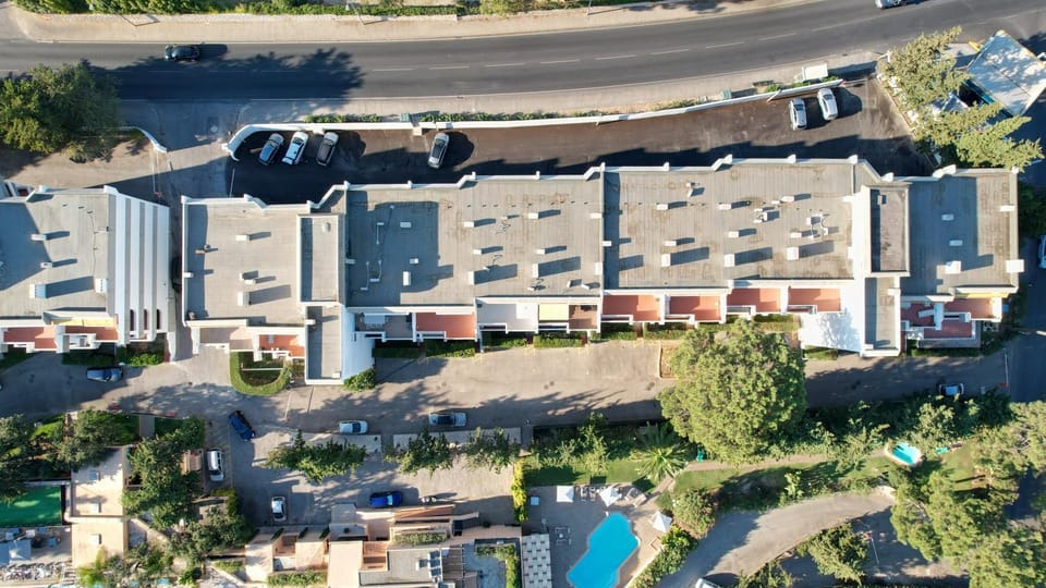 Property building, Neighbourhood, Swimming pool, Parking