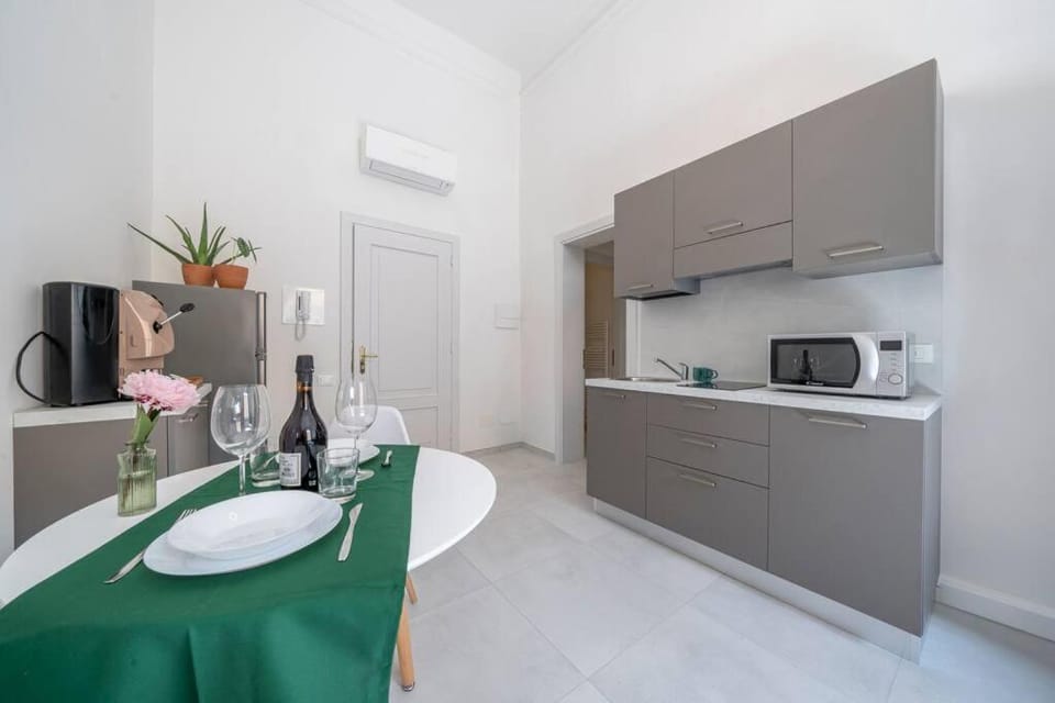 Kitchen or kitchenette, Dining area, minibar, stove