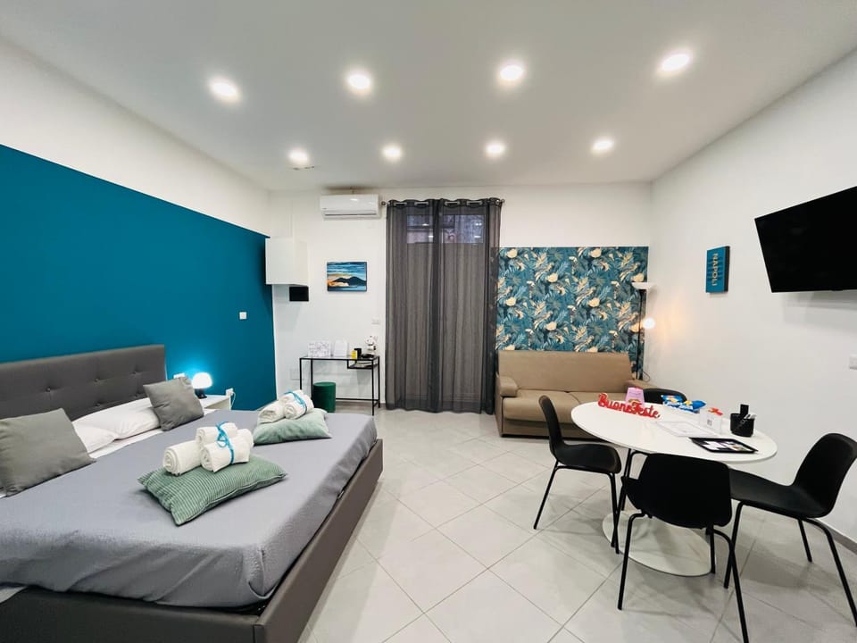Bed, Living room, Photo of the whole room, Dining area, air conditioner