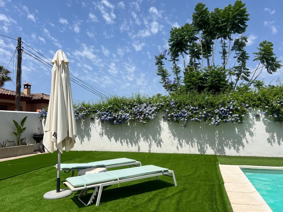 Swimming pool, sunbed