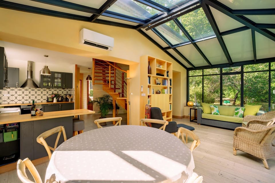 Kitchen or kitchenette, Living room, Seating area, Dining area, minibar, pet friendly, air conditioner