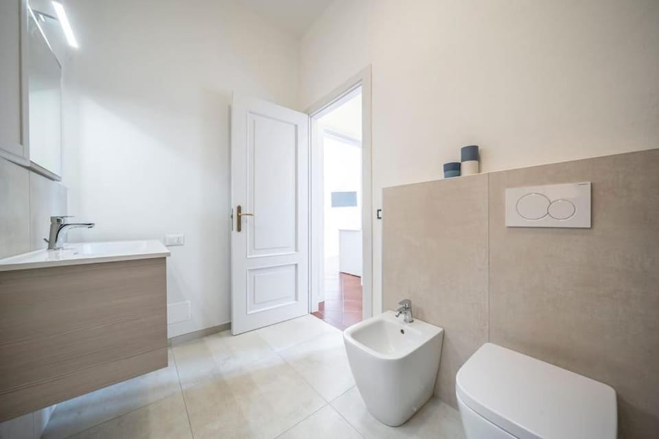 Shower, Toilet, Bathroom, bidet, towels