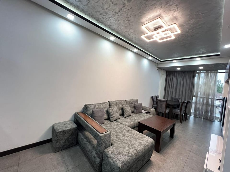 DELUXE Modernly Renovated 2 Bedroom + 2 Bathroom Apt by REPUBLIC SQUARE Apartment in Yerevan