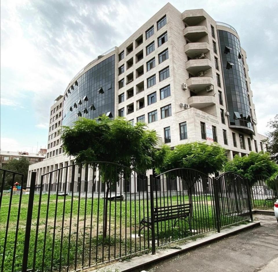 DELUXE Modernly Renovated 2 Bedroom + 2 Bathroom Apt by REPUBLIC SQUARE Apartment in Yerevan