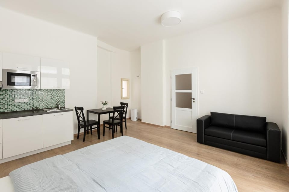 Kitchen or kitchenette, Seating area, Dining area