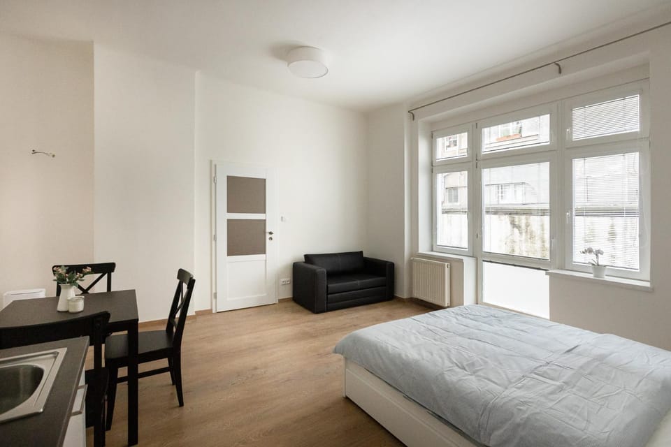 Bed, Living room, Seating area, Dining area