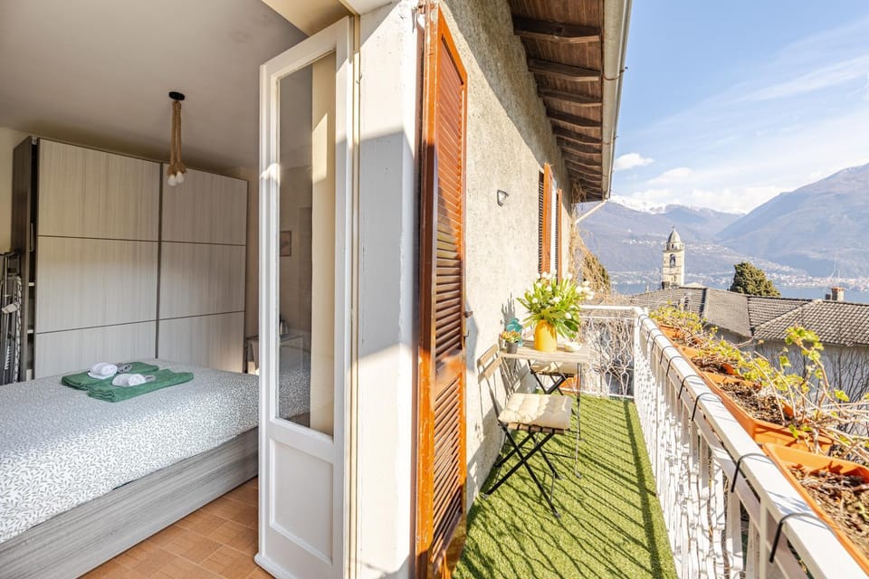 Patio, Spring, Bed, Day, Natural landscape, View (from property/room), Balcony/Terrace, Photo of the whole room, Bedroom, Lake view, Mountain view