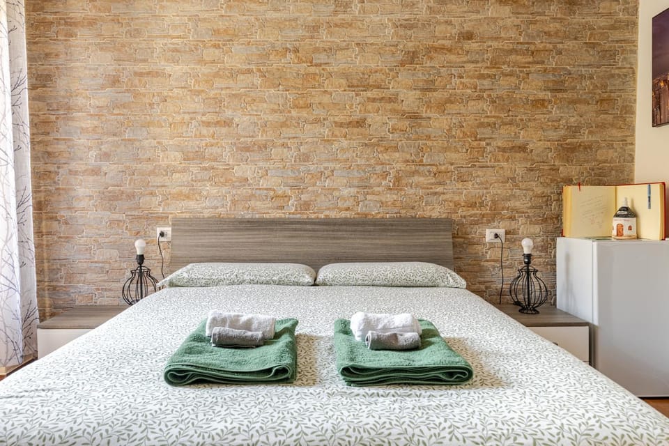 Bed, Photo of the whole room, Bedroom, towels
