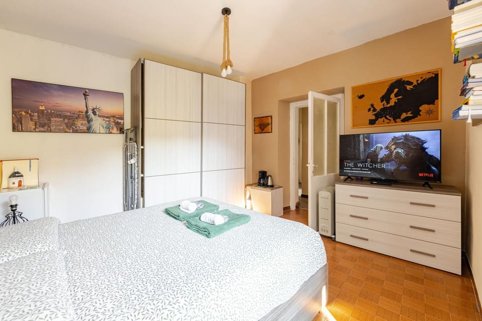 Bed, TV and multimedia, Photo of the whole room, Bedroom, towels, wardrobe