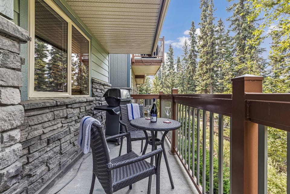 Spacious King Bed with Pool & Hot Tubs Apartment in Canmore