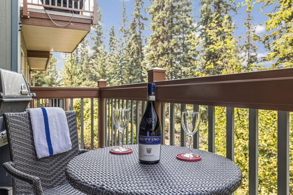 Spacious King Bed with Pool & Hot Tubs Apartment in Canmore