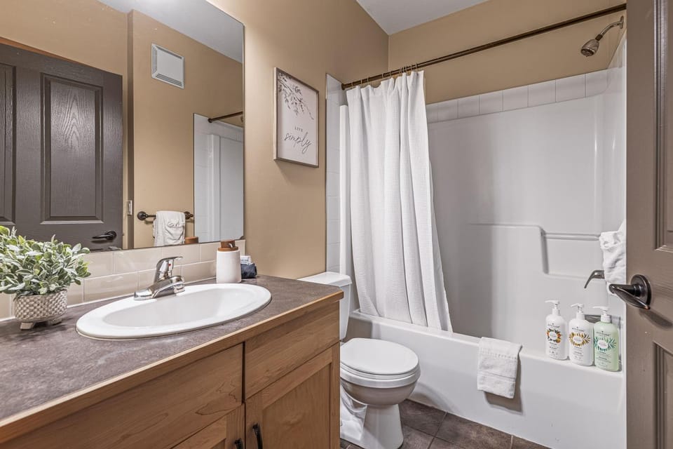 Spacious King Bed with Pool & Hot Tubs Apartment in Canmore
