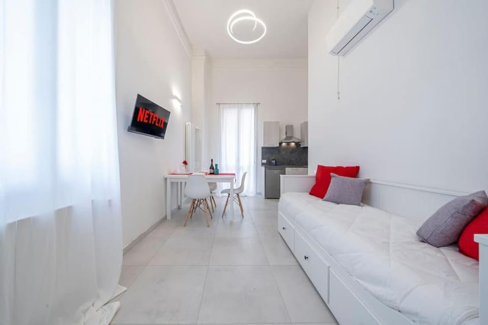 Communal lounge/ TV room, Bed, TV and multimedia, Living room, Photo of the whole room, Seating area, Dining area, Evening entertainment, air conditioner