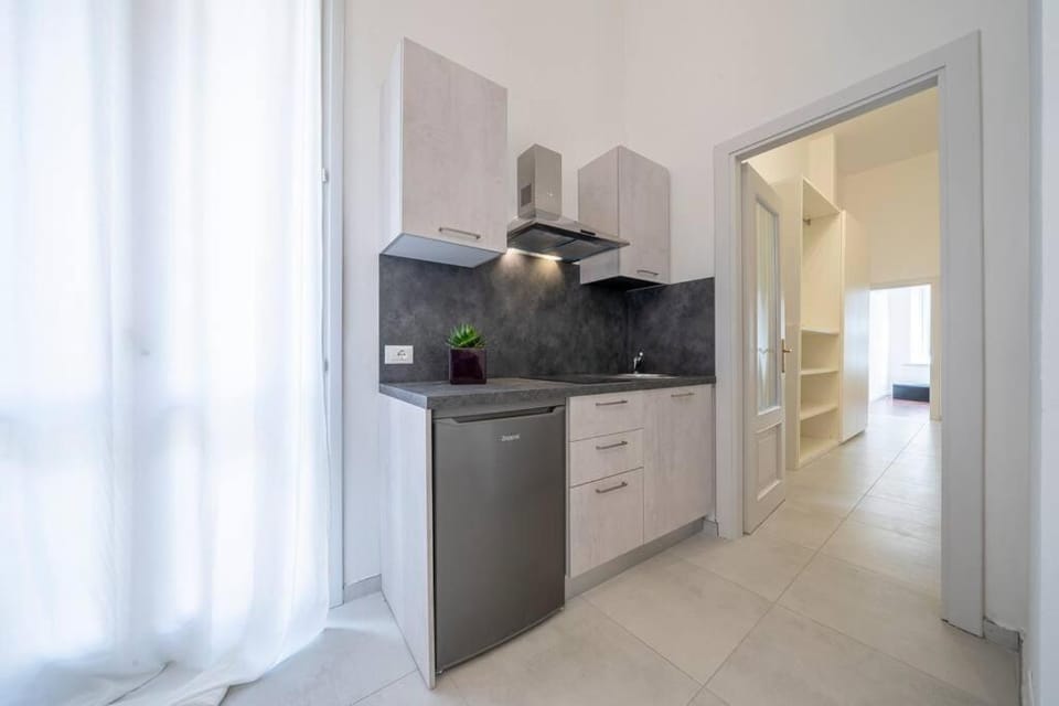 Kitchen or kitchenette, minibar, stove