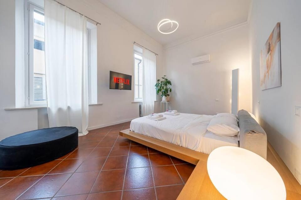 Bed, TV and multimedia, Photo of the whole room, towels