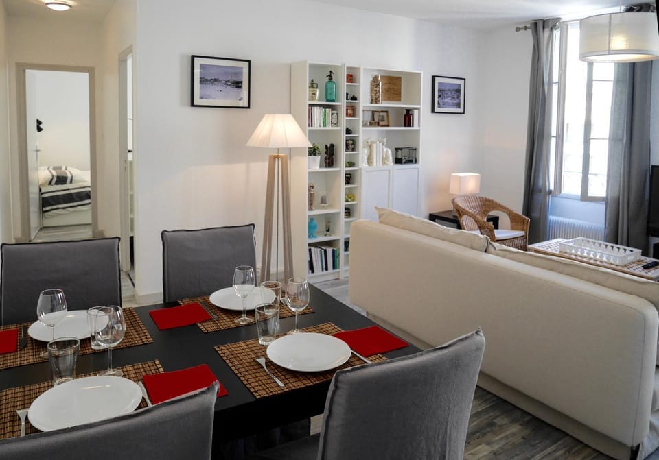 Living room, Seating area, Dining area