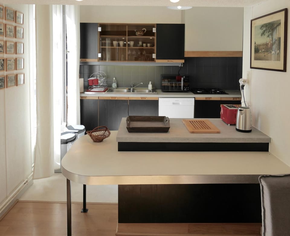 Coffee/tea facilities, dishwasher, minibar, stove, toaster, kitchen