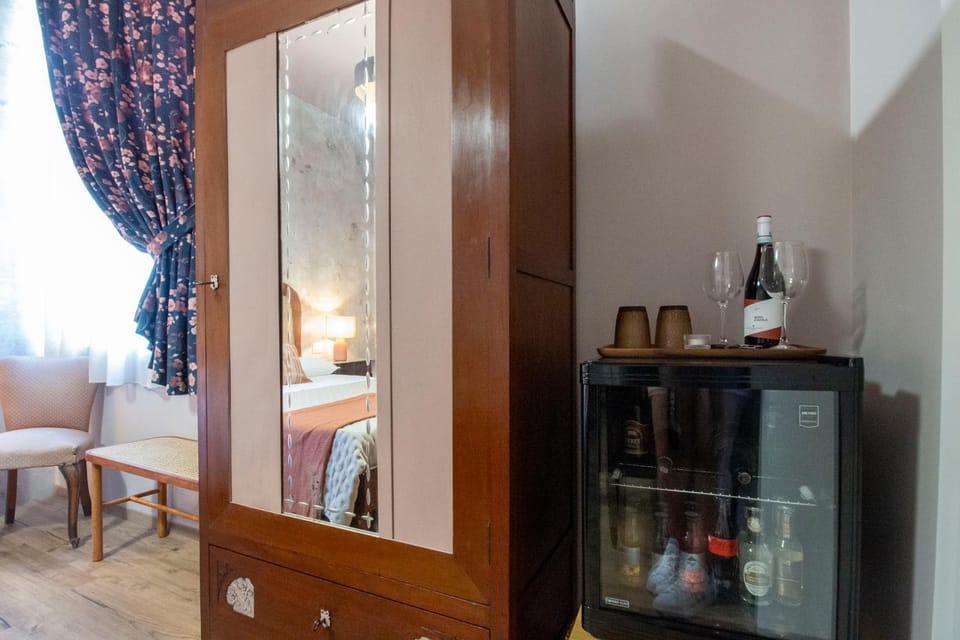 Drinks, oven, wardrobe