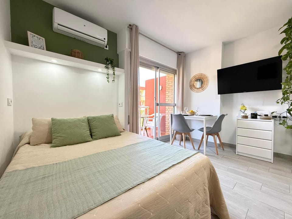 Bed, TV and multimedia, Living room, air conditioner