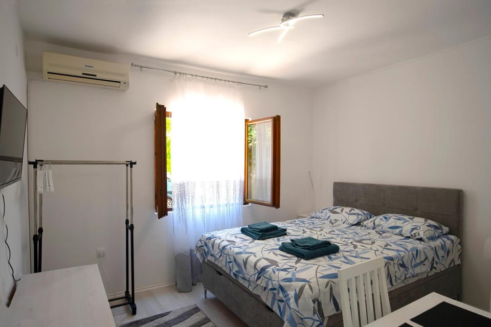 Bed, TV and multimedia, Bedroom, towels, wardrobe, air conditioner
