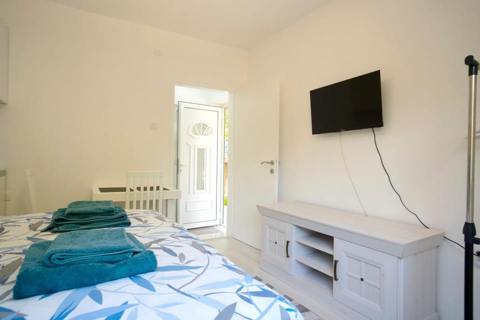 Bed, TV and multimedia, Photo of the whole room, Evening entertainment, Bedroom, towels